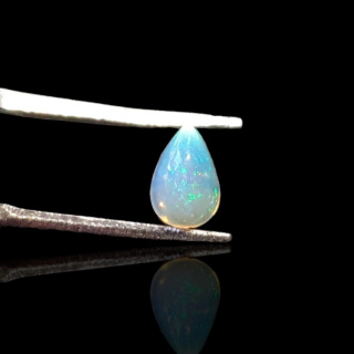 Opal z Etiopii kaboszon 7x5 mm nr 776