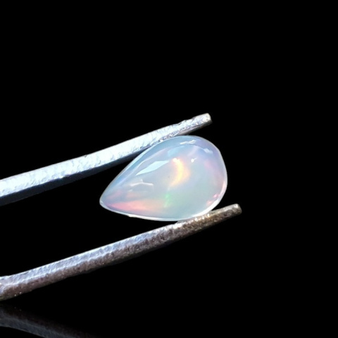 Opal z Etiopii kaboszon 8x5 mm nr 768