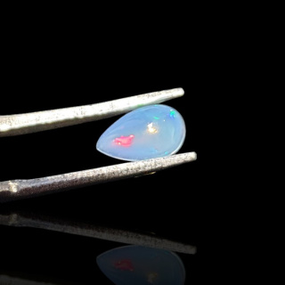 Opal z Etiopii kaboszon 8x5 mm nr 772