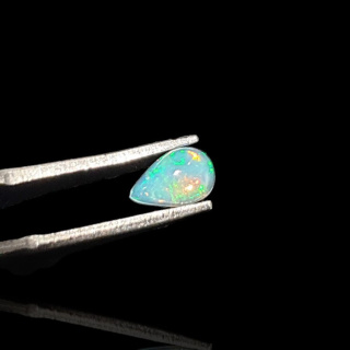 Opal z Etiopii kaboszon 8x5 mm nr 775