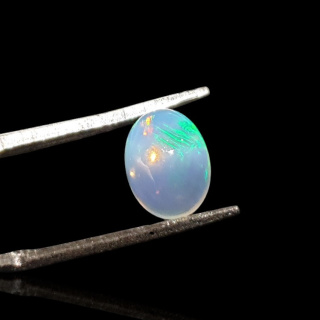 Opal z Etiopii kaboszon 8x6 mm nr 753