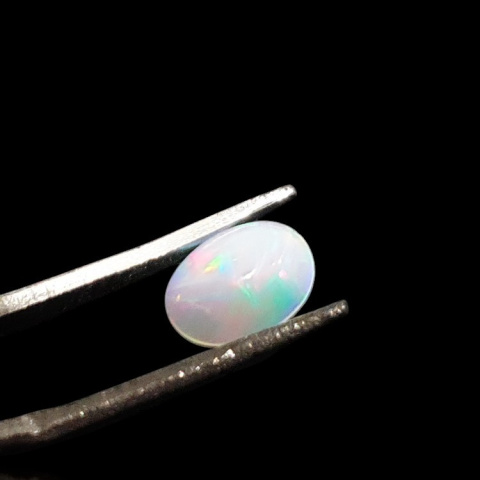 Opal z Etiopii kaboszon 8x6 mm nr 758