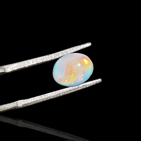 Opal z Etiopii kaboszon 8x6 mm nr 759