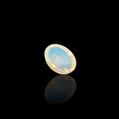 Opal z Etiopii kaboszon 8x6 mm nr 762