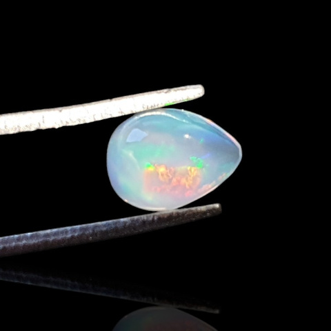 Opal z Etiopii kaboszon 8x6 mm nr 769