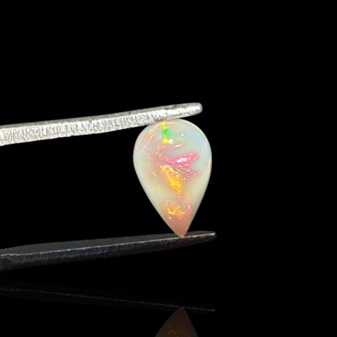 Opal z Etiopii kaboszon 9x6 mm nr 765