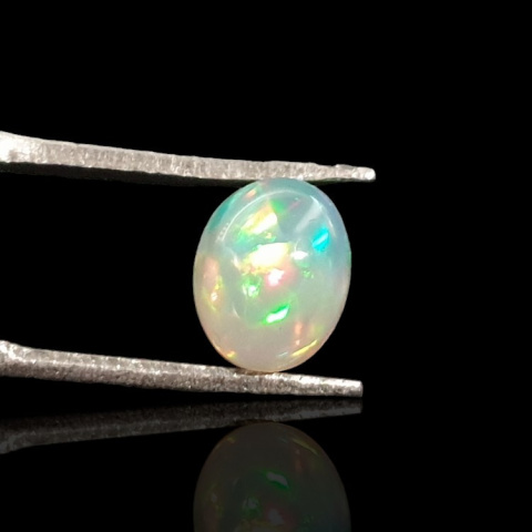 Opal z Etiopii kaboszon 9x7 mm nr 728