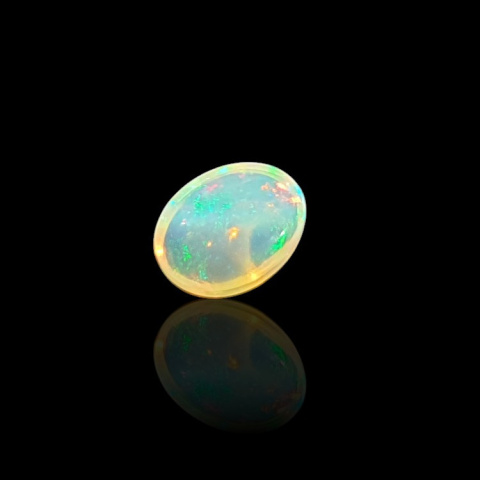 Opal z Etiopii kaboszon 9x7 mm nr 735