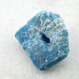 Apatyt bryłka z dziurką 30x25 mm nr 88