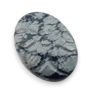 Obsydian śnieżny kaboszon carving 27x20 mm nr 21