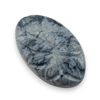 Obsydian śnieżny kaboszon carving 28x17 mm nr 22