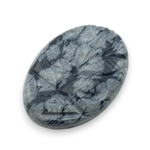 Obsydian śnieżny kaboszon carving 28x20 mm nr 18 Obsydian śnieżny kaboszon carving 28x20 mm nr 18
