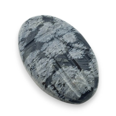 Obsydian śnieżny kaboszon carved 29x18 mm nr 34 Obsydian śnieżny kaboszon carved 29x18 mm nr 34