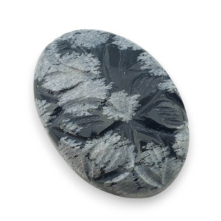 Obsydian śnieżny kaboszon carving 29x21 mm nr 17