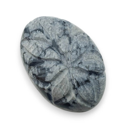 Obsydian śnieżny kaboszon carved 30x20 mm nr 13 Obsydian śnieżny kaboszon carved 30x20 mm nr 13