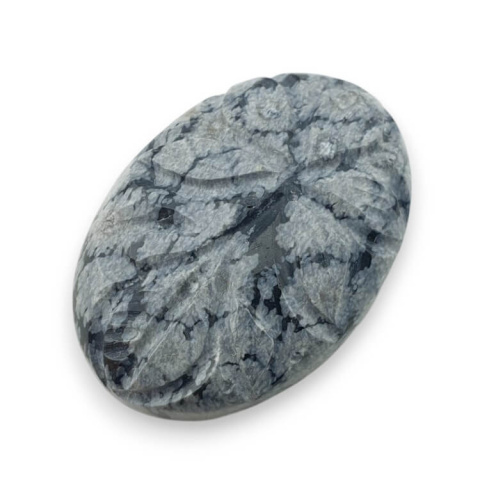 Obsydian śnieżny kaboszon carved 30x21 mm nr 14 Obsydian śnieżny kaboszon carved 30x21 mm nr 14