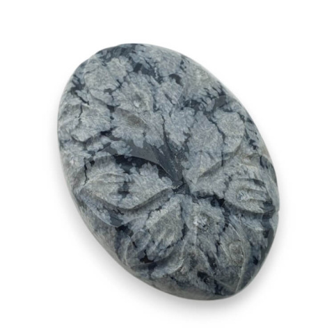 Obsydian śnieżny kaboszon carved 30x21 mm nr 14 Obsydian śnieżny kaboszon carved 30x21 mm nr 14