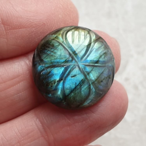Labradoryt kaboszon carved fi 21 mm nr 136 Labradoryt kaboszon carved fi 21 mm nr 136