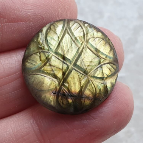 Labradoryt kaboszon carved fi 23 mm nr 123 Labradoryt kaboszon carved fi 23 mm nr 123