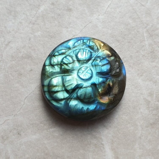 Labradoryt kaboszon carving fi 24 mm nr 166