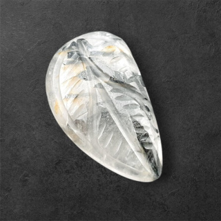Kwarc z turmalinem kaboszon carving 25x15 mm nr 65