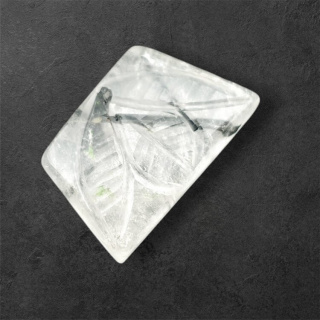 Kwarc z turmalinem kaboszon carving 25x16 mm nr 56