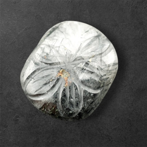 Kwarc z turmalinem kaboszon carving 25x21 mm nr 14 Kwarc z turmalinem kaboszon carving 25x21 mm nr 14