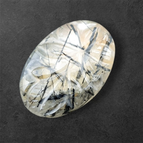 Kwarc z turmalinem kaboszon carving 26x18 mm nr 51 Kwarc z turmalinem kaboszon carving 26x18 mm nr 51