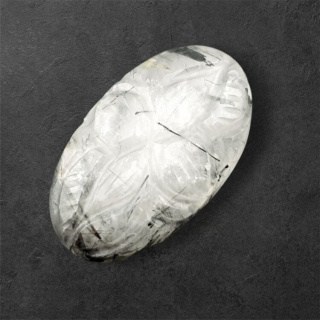 Kwarc z turmalinem kaboszon carving 27x16 mm nr 45