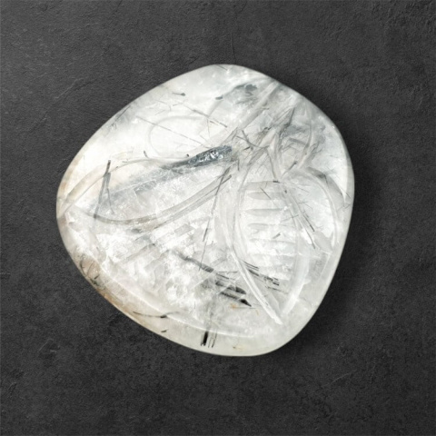 Kwarc z turmalinem kaboszon carved 27x26 mm nr 4 Kwarc z turmalinem kaboszon carved 27x26 mm nr 4