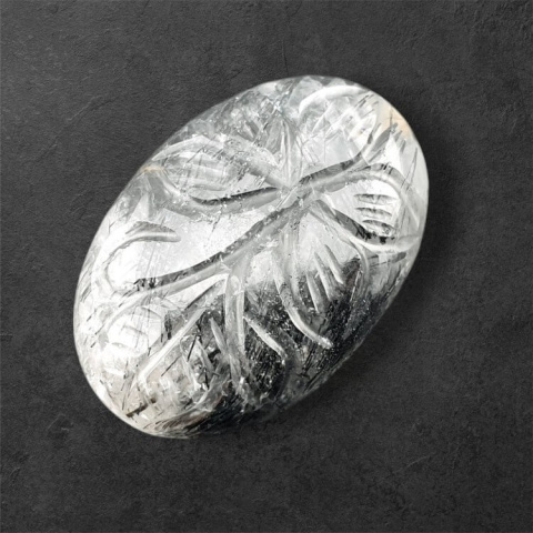 Kwarc z turmalinem kaboszon carving 30x20 mm nr 46 Kwarc z turmalinem kaboszon carving 30x20 mm nr 46