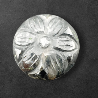 Kwarc z turmalinem kaboszon carving fi 26 mm nr 16