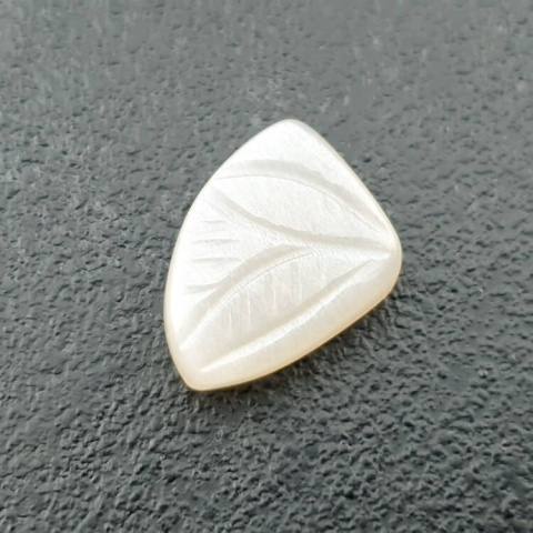Kamień księżycowy biały kaboszon carving 15x12 mm nr 275 Kamień księżycowy biały kaboszon carving 15x12 mm nr 275