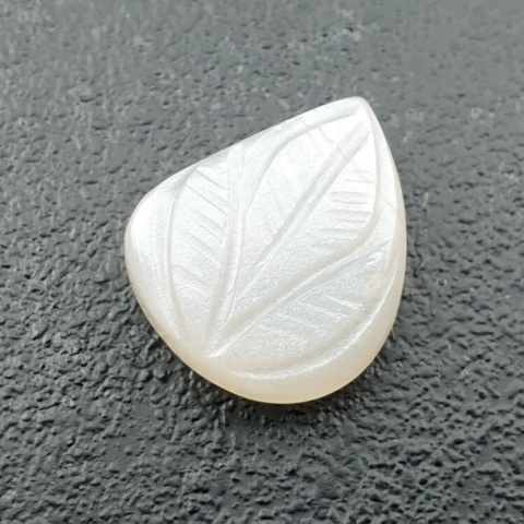 Kamień księżycowy biały kaboszon carving 17x14 mm nr 296 Kamień księżycowy biały kaboszon carving 17x14 mm nr 296