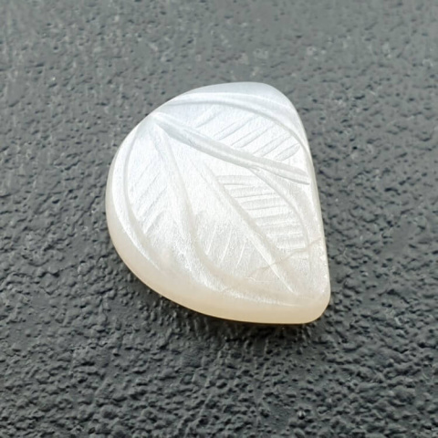 Kamień księżycowy biały kaboszon carving 17x14 mm nr 296 Kamień księżycowy biały kaboszon carving 17x14 mm nr 296