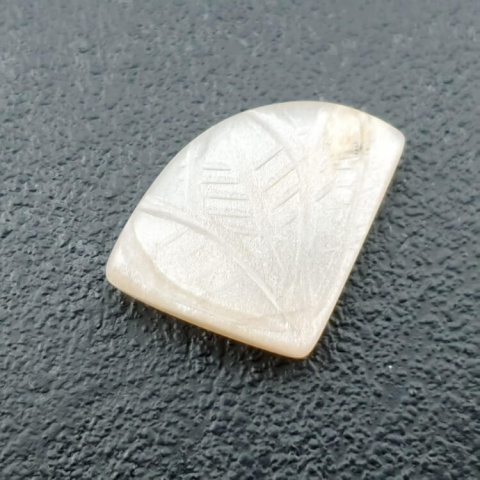 Kamień księżycowy biały kaboszon carving 17x15 mm nr 292 Kamień księżycowy biały kaboszon carving 17x15 mm nr 292