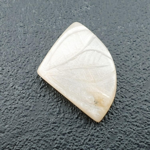 Kamień księżycowy biały kaboszon carving 17x15 mm nr 292 Kamień księżycowy biały kaboszon carving 17x15 mm nr 292
