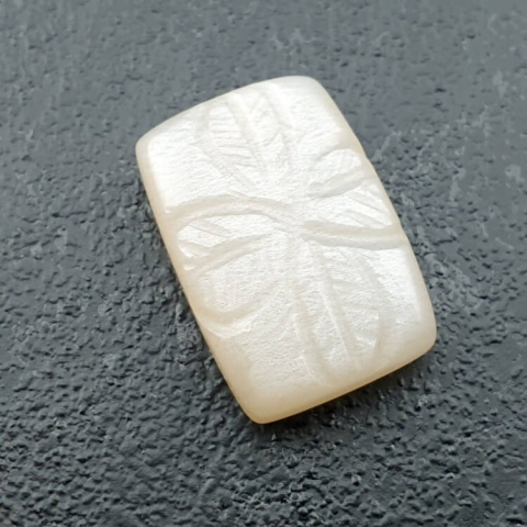 Kamień księżycowy biały kaboszon carved 18x13 mm nr 204 Kamień księżycowy biały kaboszon carved 18x13 mm nr 204