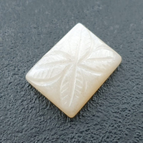 Kamień księżycowy biały kaboszon carving 18x13 mm nr 248 Kamień księżycowy biały kaboszon carving 18x13 mm nr 248