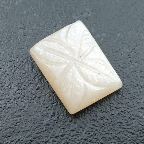 Kamień księżycowy biały kaboszon carving 18x13 mm nr 248 Kamień księżycowy biały kaboszon carving 18x13 mm nr 248