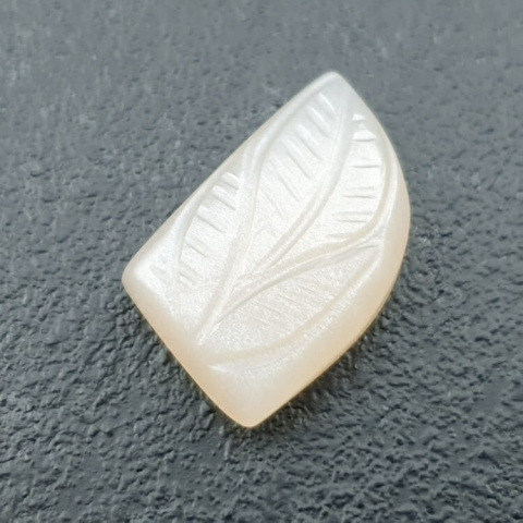 Kamień księżycowy biały kaboszon carved 18x13 mm nr 290 Kamień księżycowy biały kaboszon carved 18x13 mm nr 290