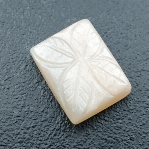 Kamień księżycowy biały kaboszon carving 19x14 mm nr 225 Kamień księżycowy biały kaboszon carving 19x14 mm nr 225