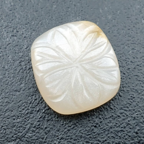 Kamień księżycowy biały kaboszon carving 19x18 mm nr 211 Kamień księżycowy biały kaboszon carving 19x18 mm nr 211