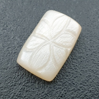 Kamień księżycowy biały kaboszon carving 20x13 mm nr 214