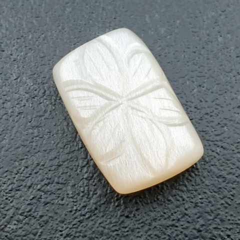 Kamień księżycowy biały kaboszon carved 20x13 mm nr 214 Kamień księżycowy biały kaboszon carved 20x13 mm nr 214