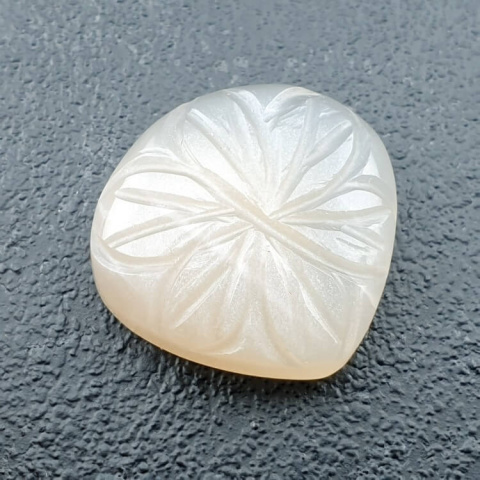 Kamień księżycowy biały kaboszon carving 21x20 mm nr 276 Kamień księżycowy biały kaboszon carving 21x20 mm nr 276