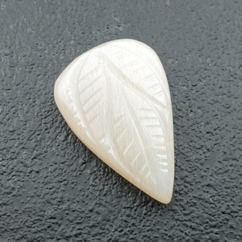 Kamień księżycowy biały kaboszon carving 22x15 mm nr 293 Kamień księżycowy biały kaboszon carving 22x15 mm nr 293