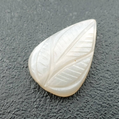 Kamień księżycowy biały kaboszon carving 23x16 mm nr 228 Kamień księżycowy biały kaboszon carving 23x16 mm nr 228