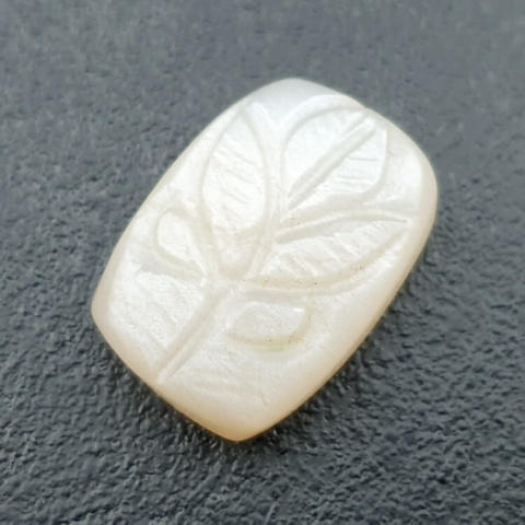Kamień księżycowy biały kaboszon carving 23x16 mm nr 263 Kamień księżycowy biały kaboszon carving 23x16 mm nr 263