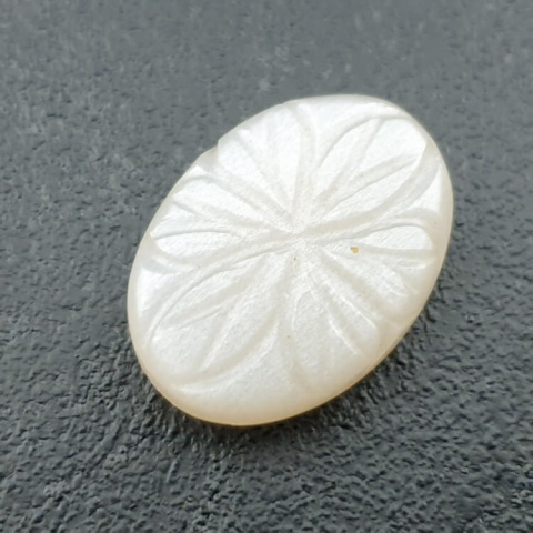 Kamień księżycowy biały kaboszon carving 23x17 mm nr 245 Kamień księżycowy biały kaboszon carving 23x17 mm nr 245